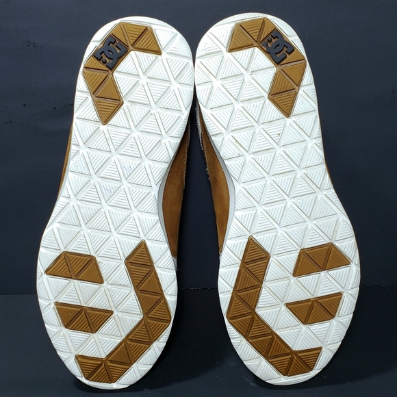 dc heathrow sneakers